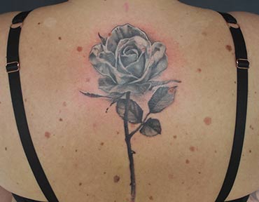 Kanji Cover Up mit Rose nachher