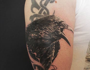 Tribal Cover Up mit Krähe nachher